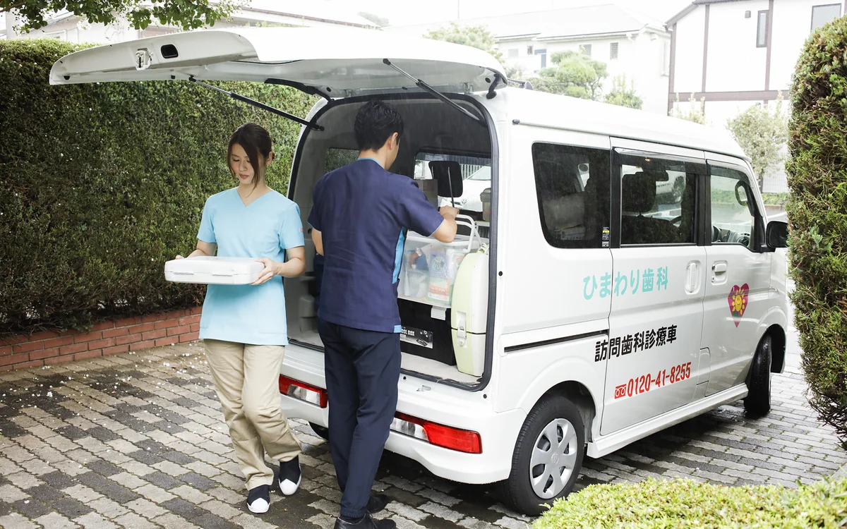 訪問車に診療機材を積み込むスタッフ