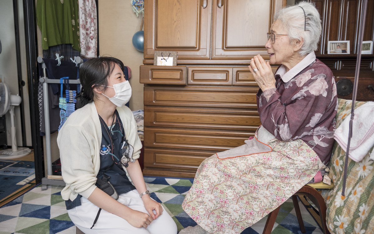 訪問先で患者様と会話するスタッフ