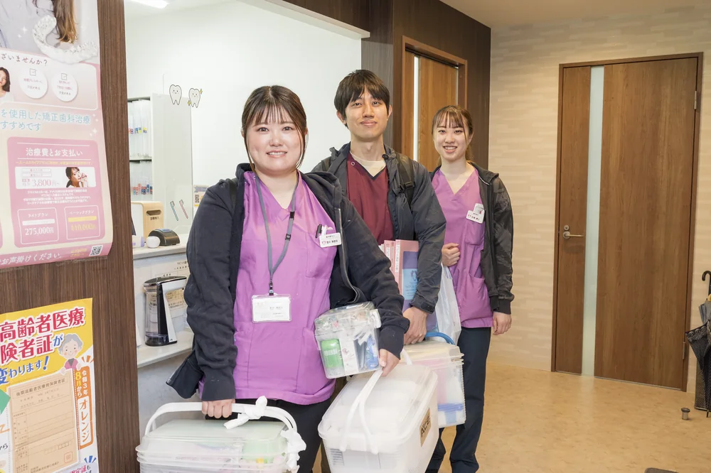 訪問診療の器材を準備するスタッフ