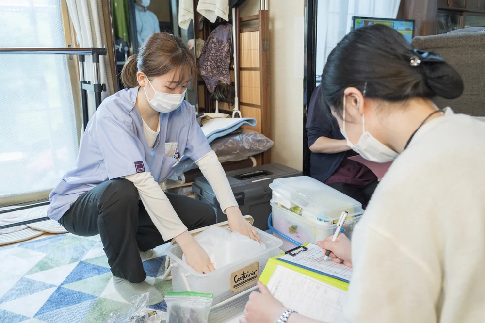 訪問先で診療準備を行うスタッフ